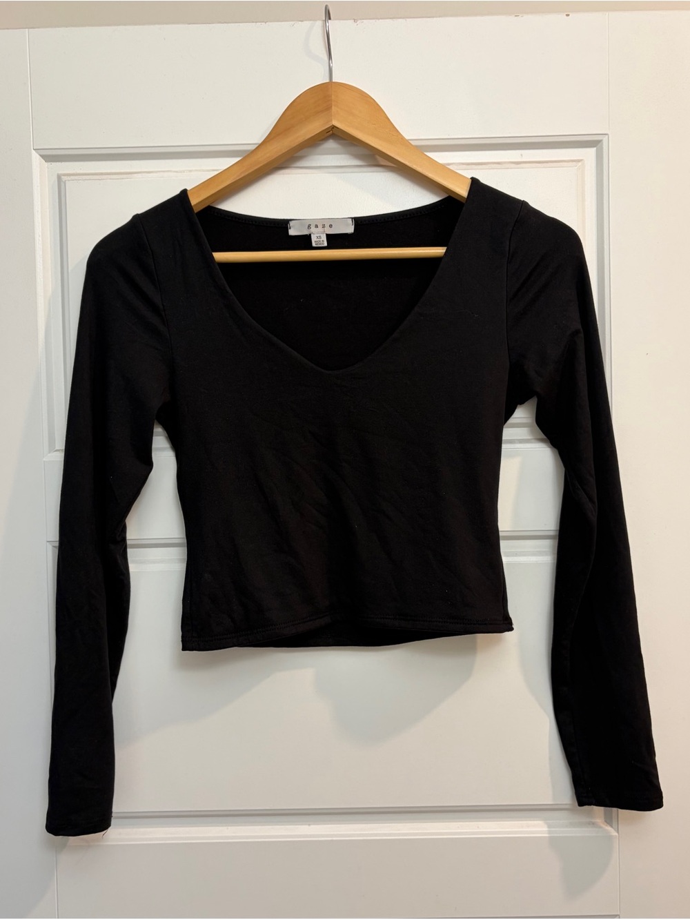 Black V-Neck Long Sleeve Crop Top